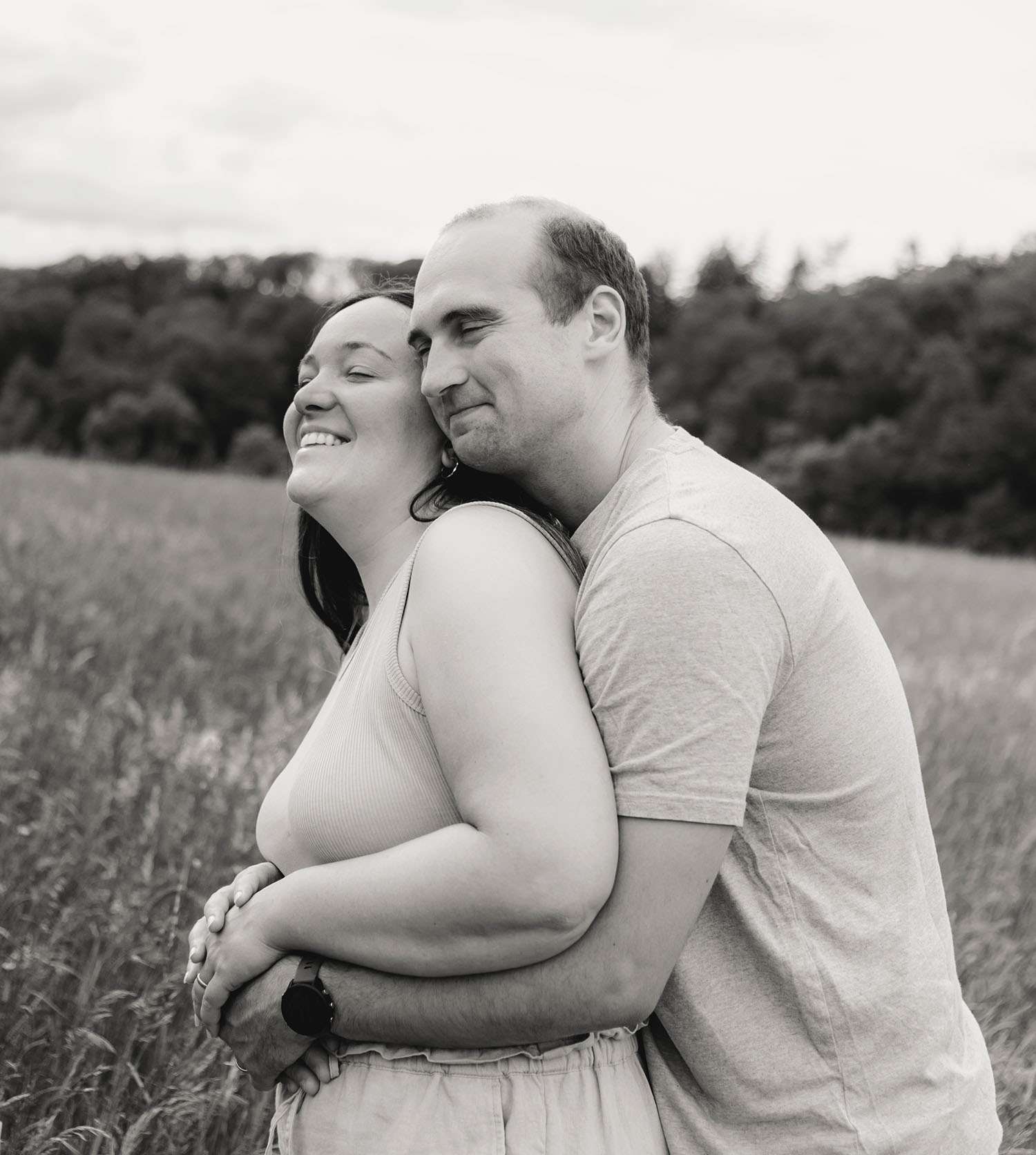 Glückliches Paar bei einem Pärchen Shooting im Freien