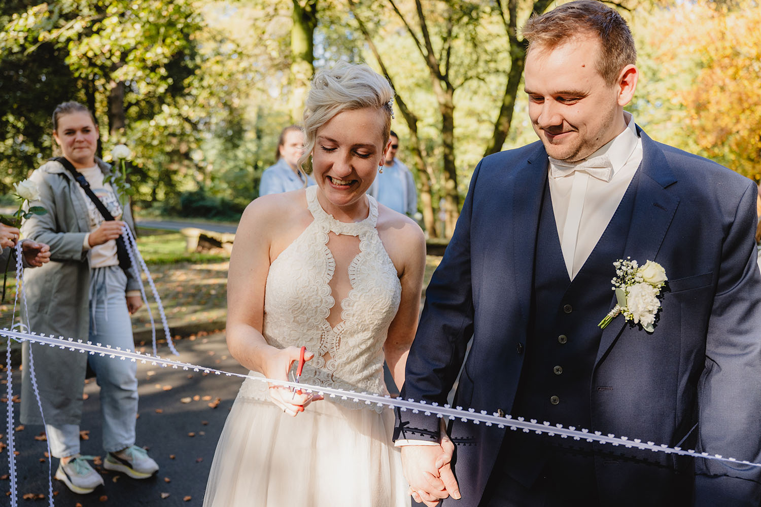 Braut schneidet ein Band auf einer Hochzeitbei Mannheim