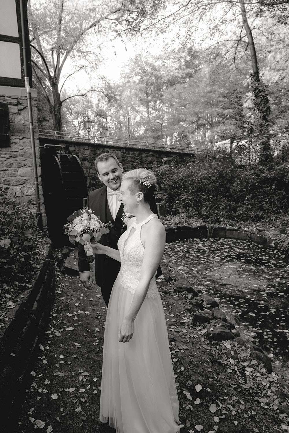 First Look bei einer Hochzeitsreportage fotografiert in Schwarz Weiß