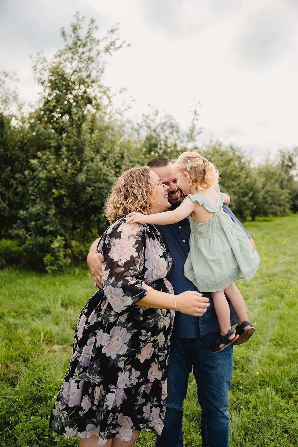 Glückliche Familie bei einem Fotoshooting auf dem Feld