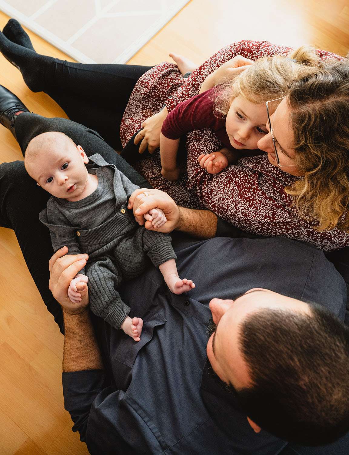 Familie mit Kleinkind und Baby fotografiert aus der Vogelperspektive