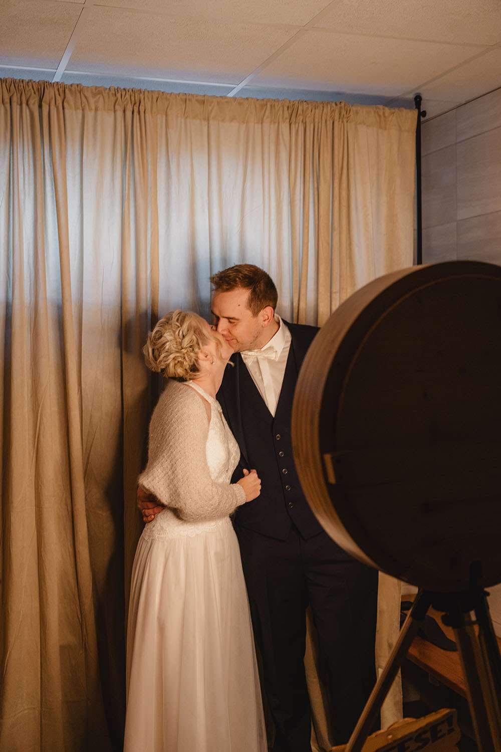Brautpaar testet die Fotobox
