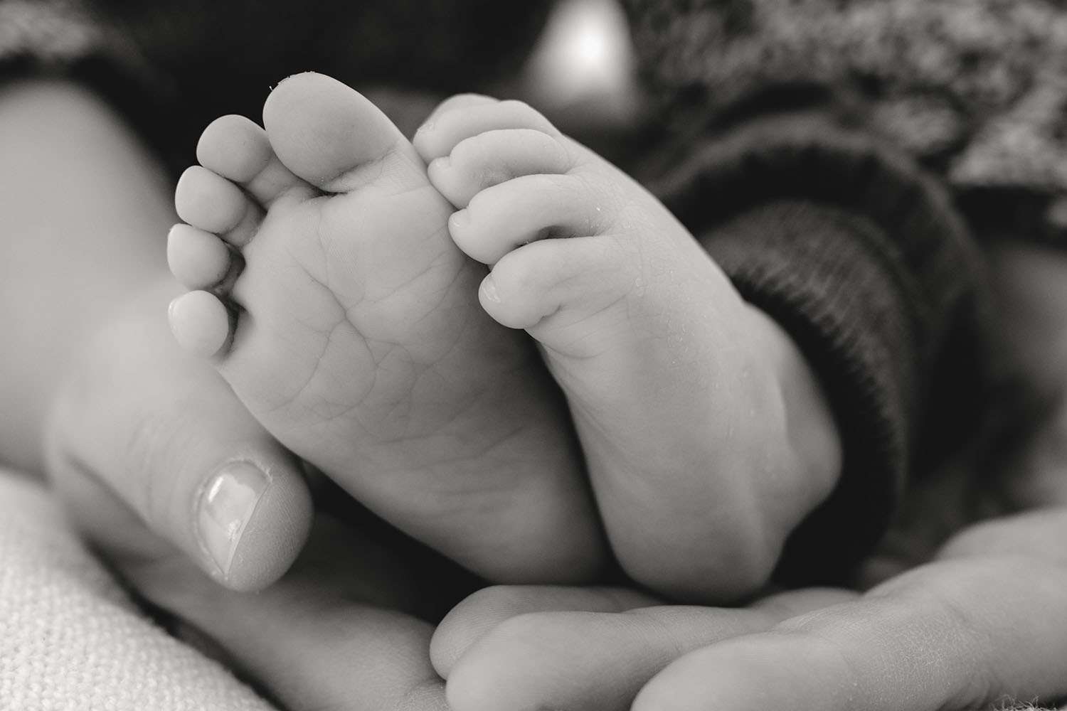 Füße eines Babys fotografiert in Schwarz Weiß
