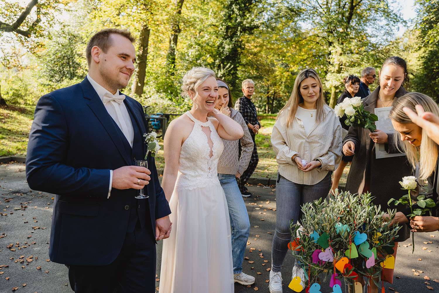 Brautpaar erhält Geschenke auf einer Hochzeit in Mannheim