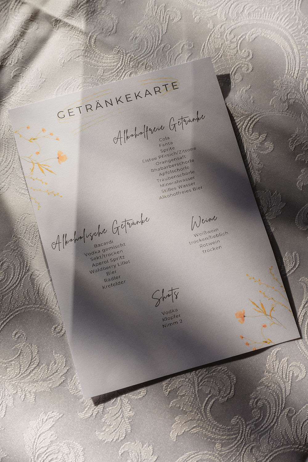 Getränkekarte auf einem Tisch bei einer Hochzeit