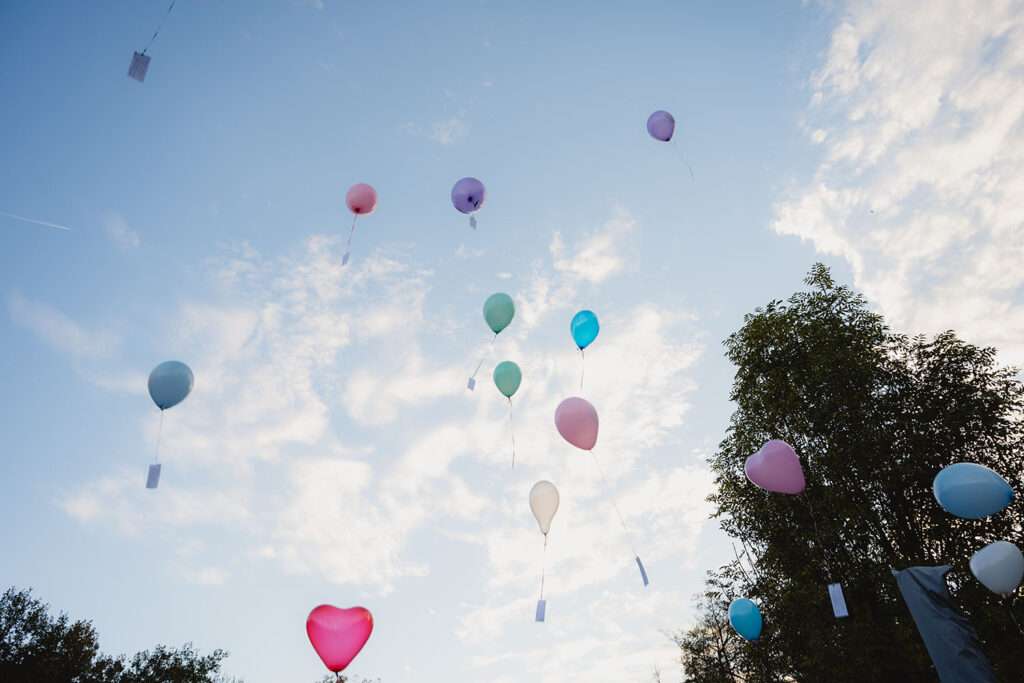 Herzluftballone fliegen in den Himmel bei einer Hochzeit bei Mannheim