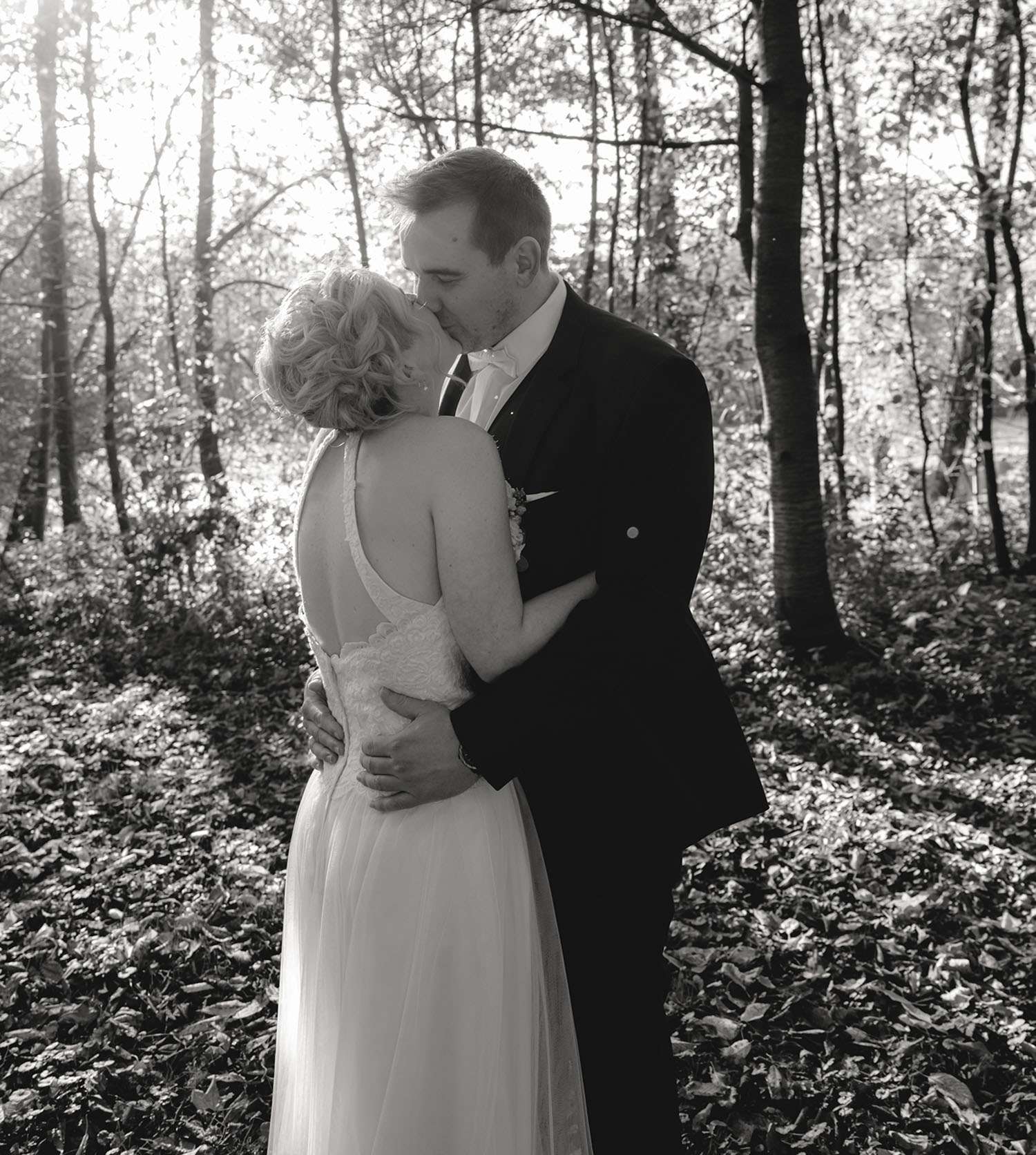 Brautpaar beim Brautpaarshooting im Wald bei Mannheim