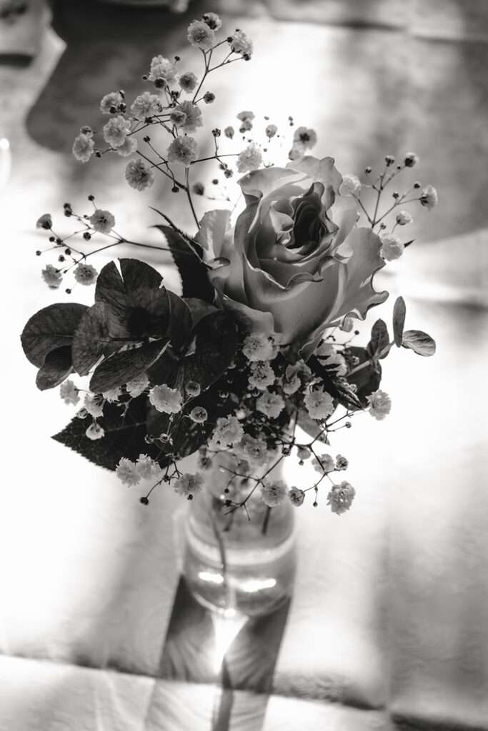 Blumenschmuck bei einer Hochzeit in Mannheim fotografiert in Schwarz Weiß