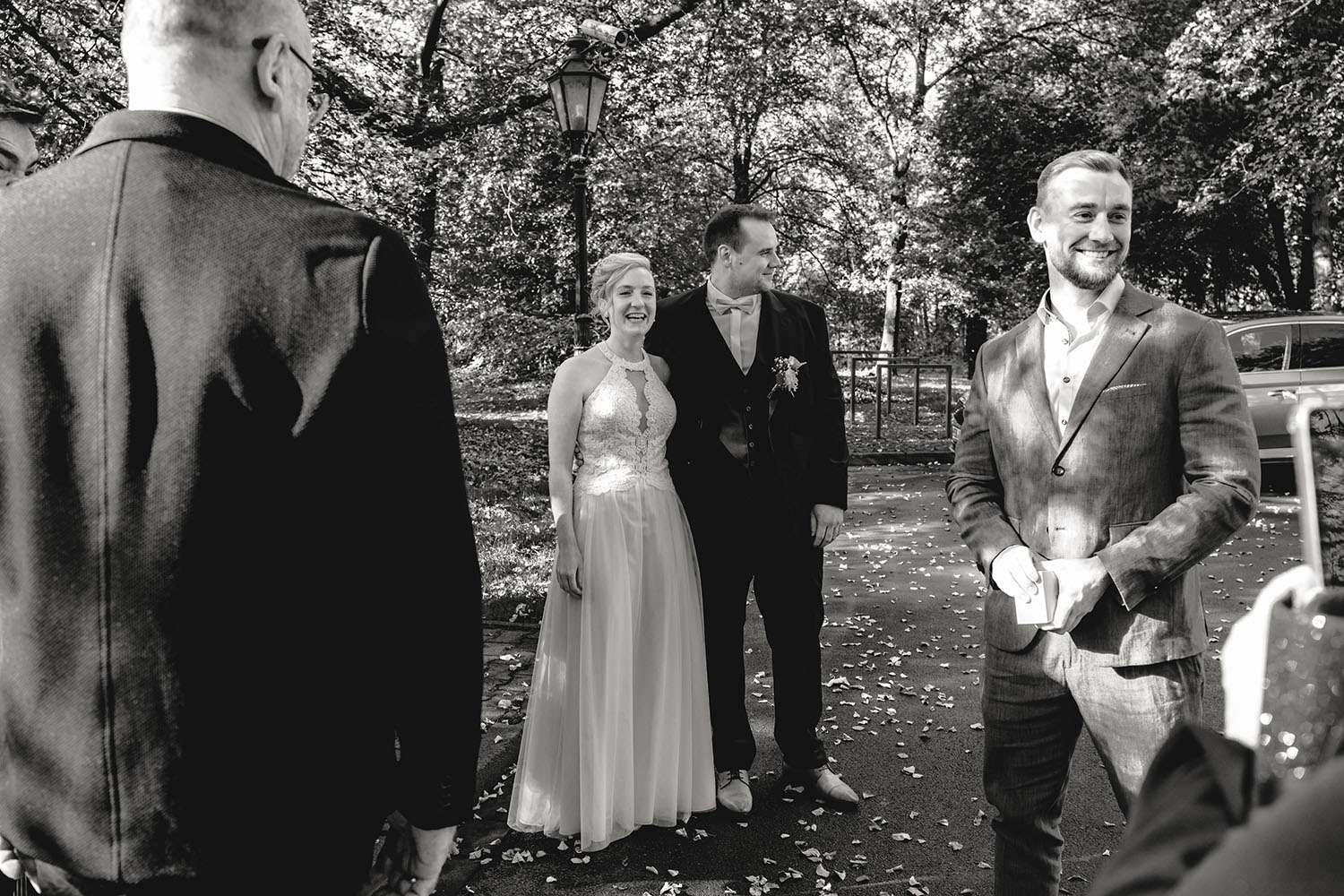Gäste und Brautpaar auf einer Hochzeit bei Mannheim