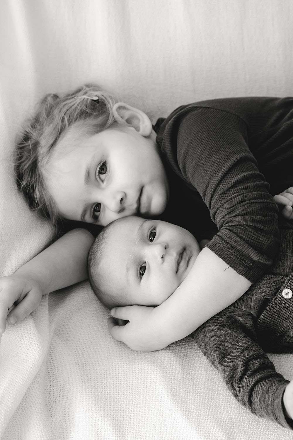 Schwarz Weiß Foto von Bruder und Schwester