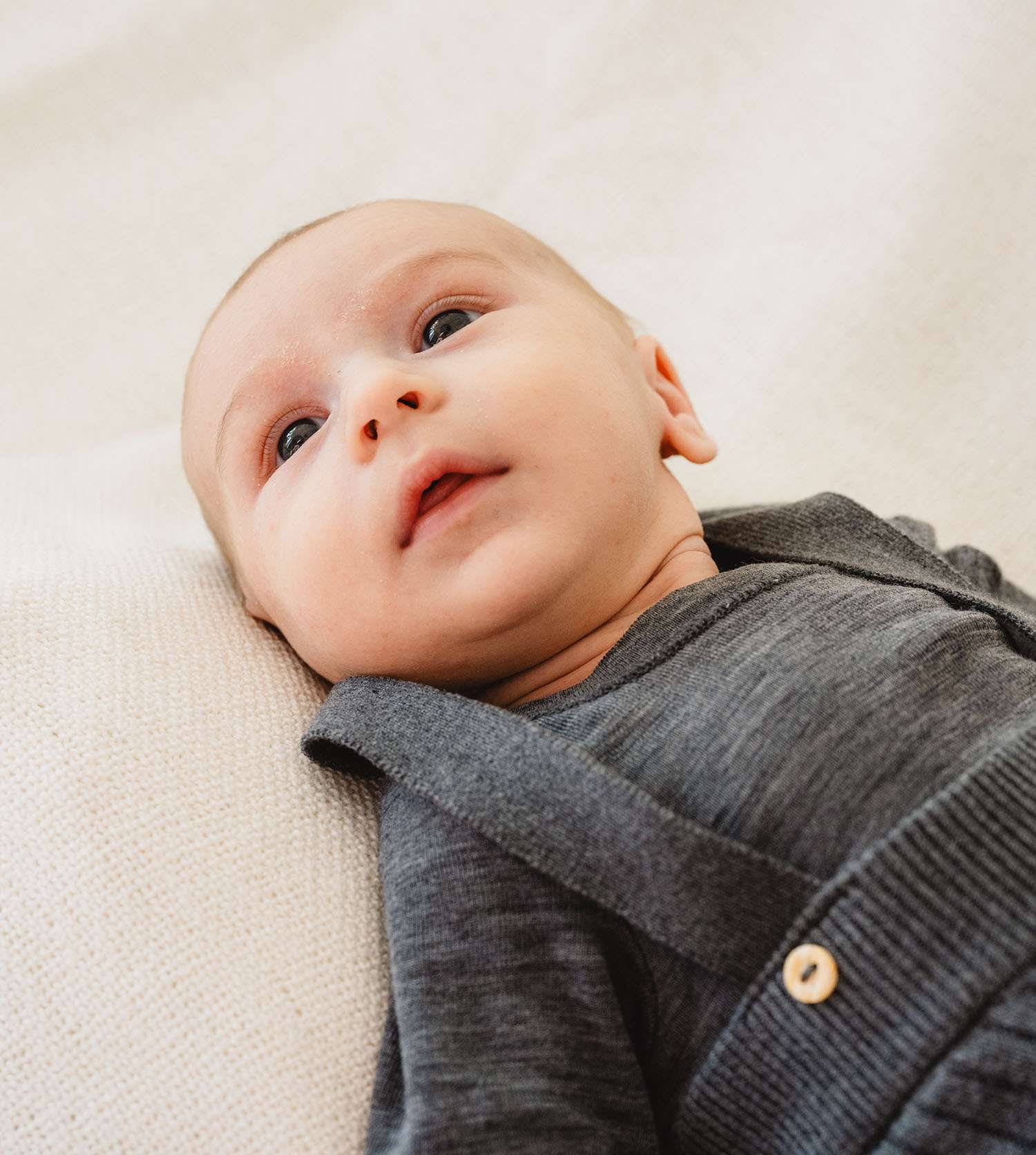 Neugeborenes liegt auf einem Kissen