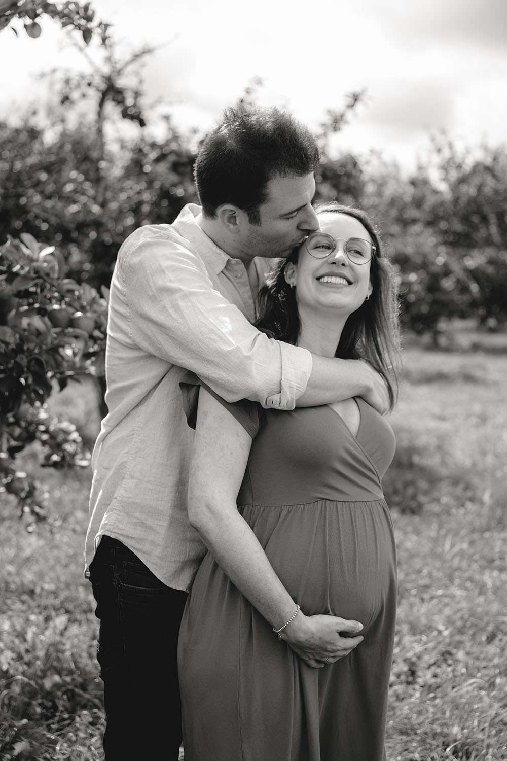 Schwarz Weiß Foto einer schwangeren Frau und ihrem Mann