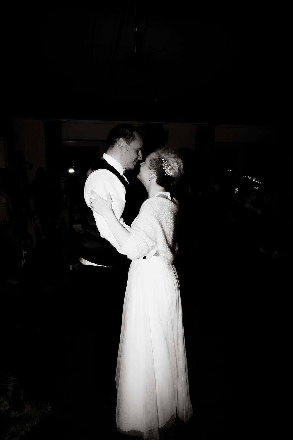 First Dance bei einer Hochzeit fotografiert in Schwarz Weiß