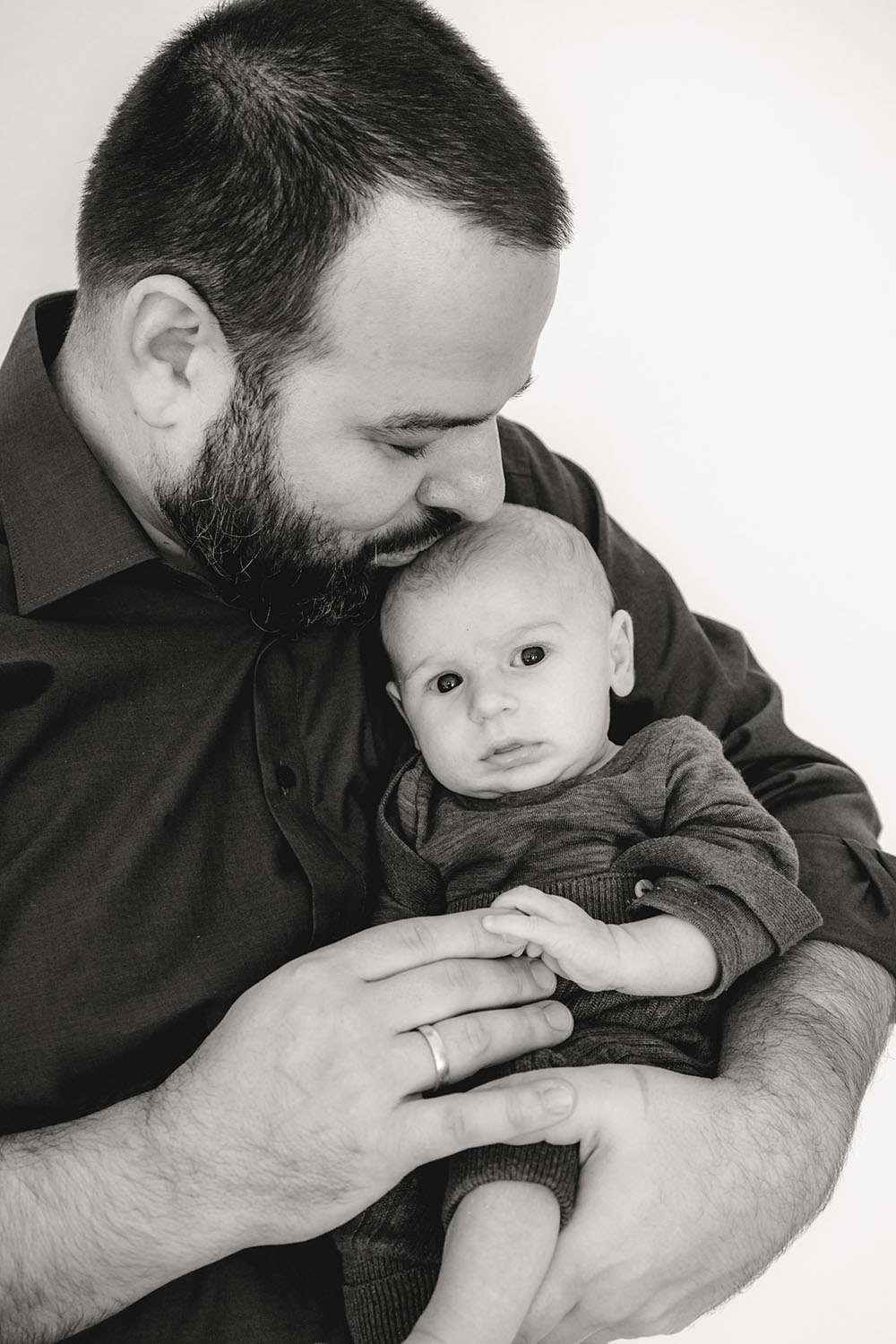 Vater hält sein neugeborenes Baby auf dem Arm