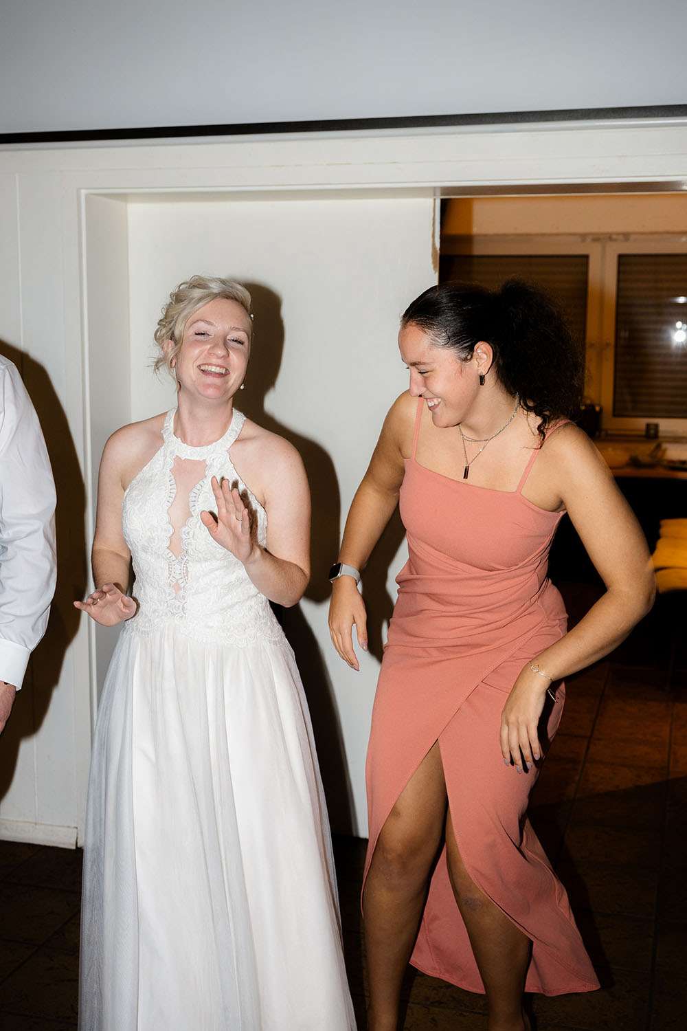 Tanzende Frauen auf einer Hochzeit bei Mannheim