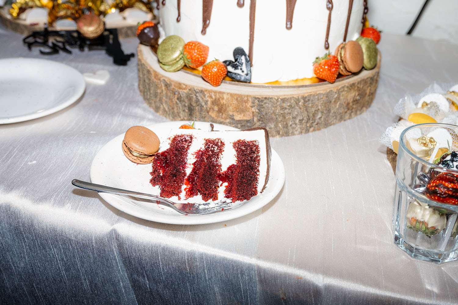 Ein Stück Torte steht auf einem Tisch bei einer Hochzeit bei Mannheim