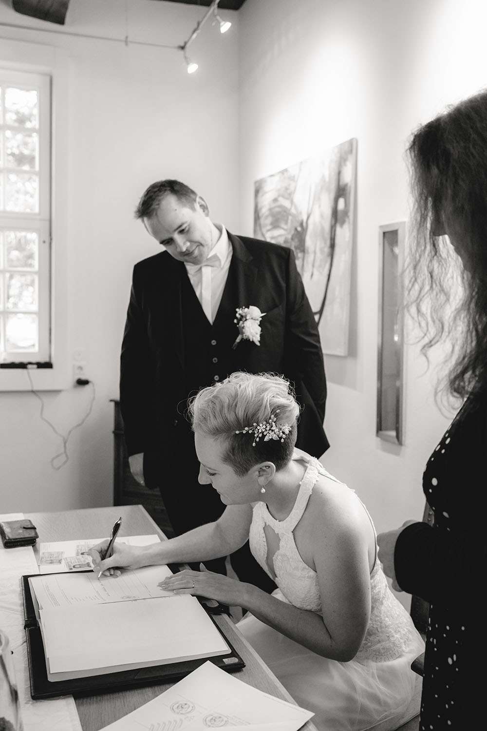 Braut unterschreibt die Hochzeitsurkunde