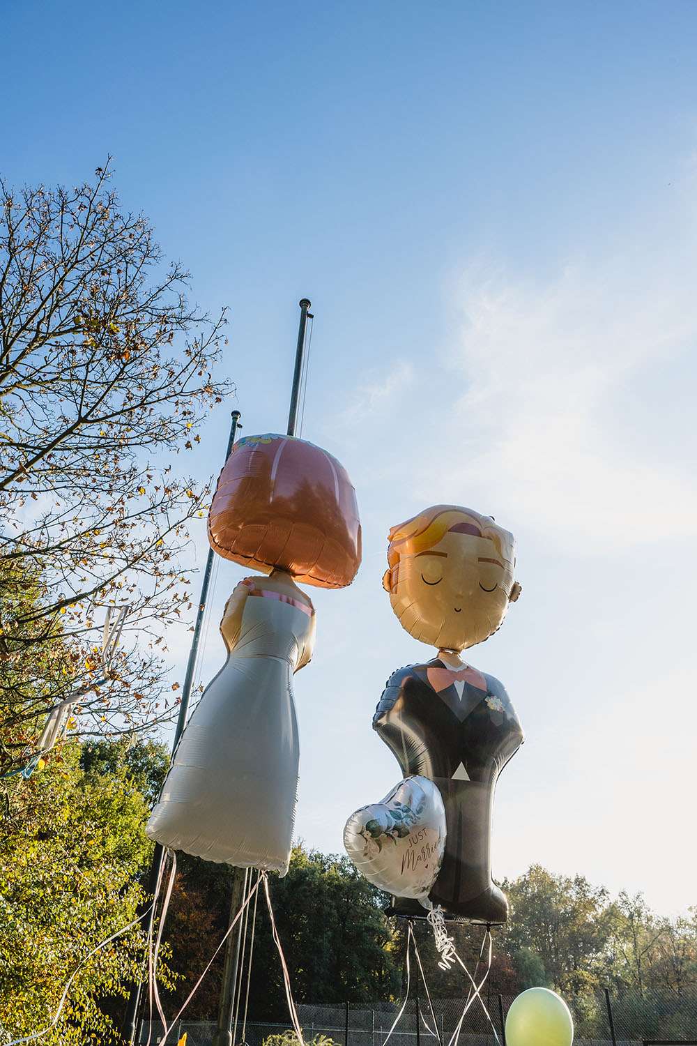 Luftballons einer Braut und einem Bräutigam