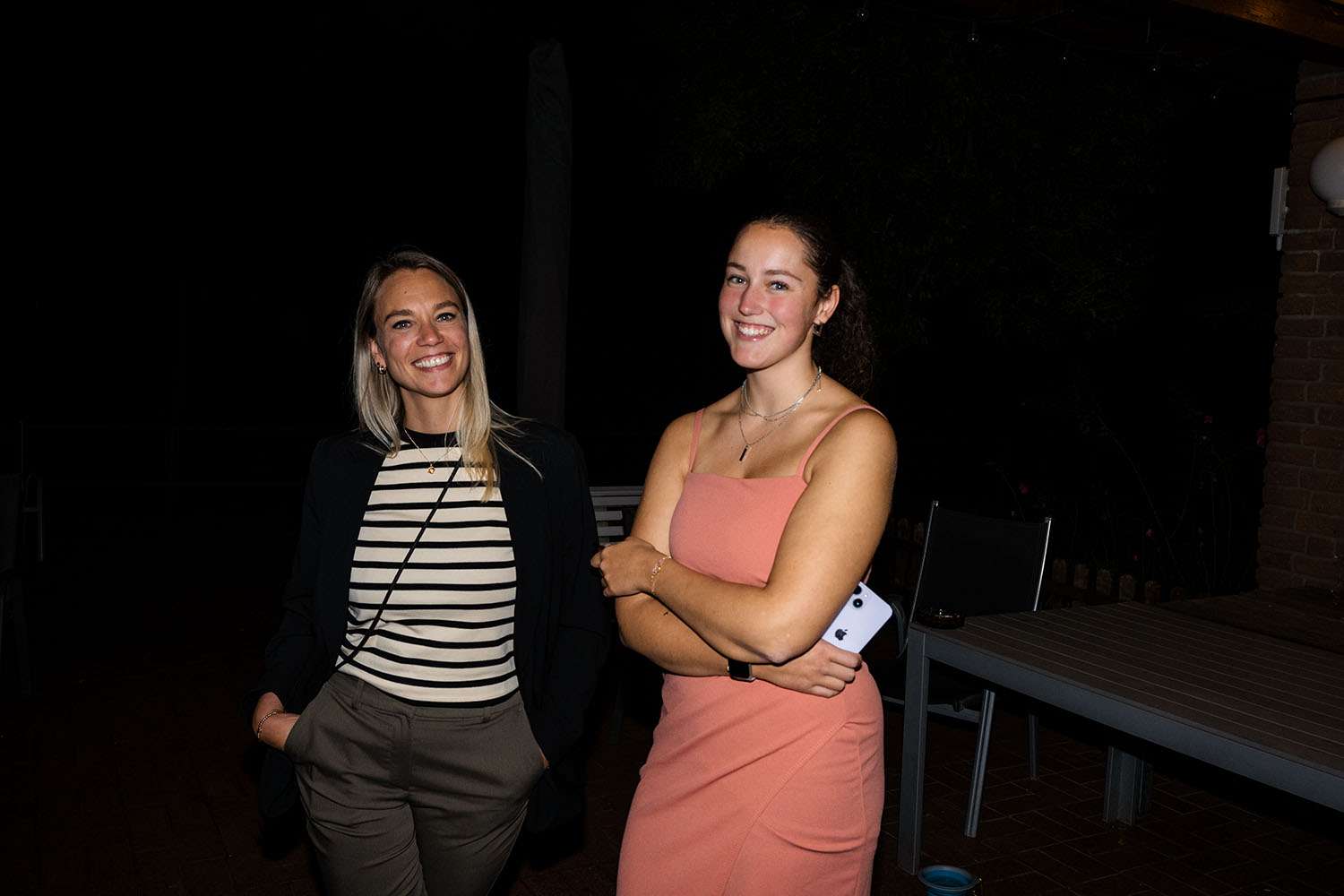 Blitzfotografie zweier Frauen, die in die Kamera lachen