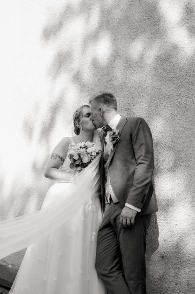 Brautpaar küsst sich bei romantischer Stimmung