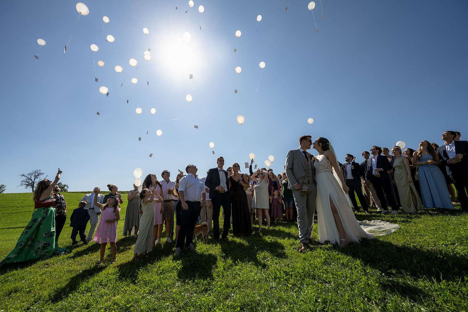 Ballons fliegen in die Luft bei Hochzeitsreportage