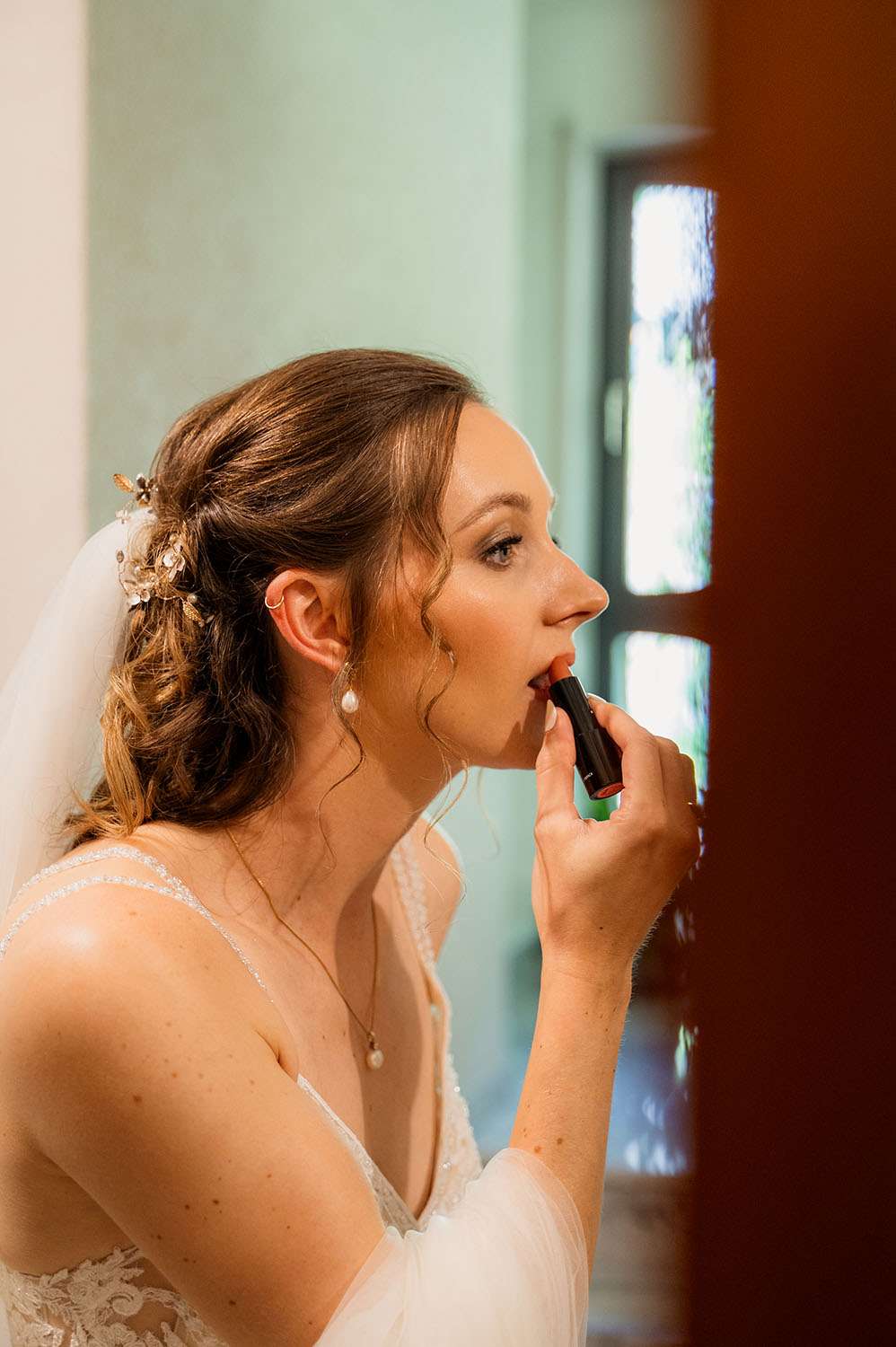 Getting Ready Braut trägt Lippenstift auf