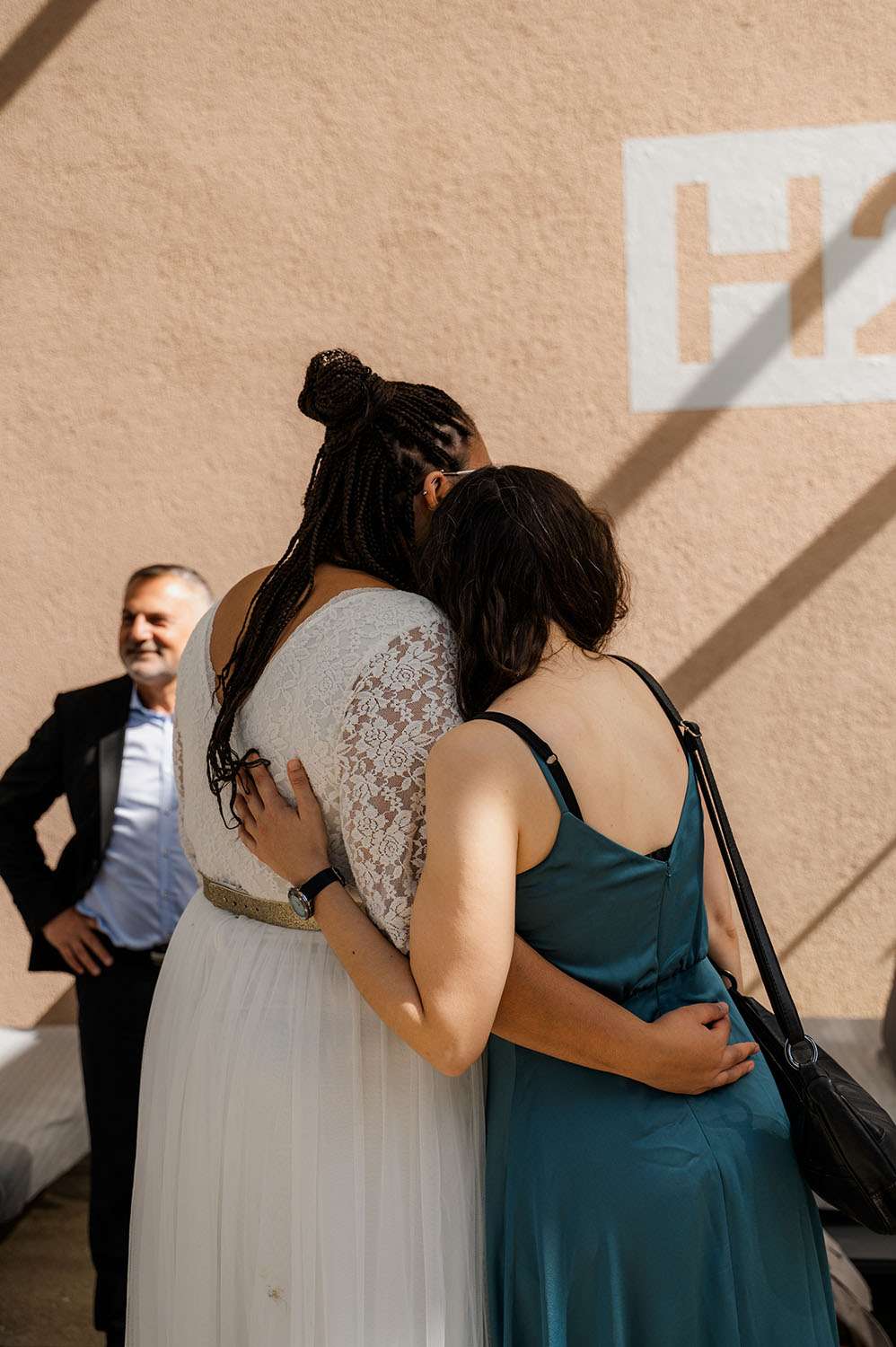 Innige Umarmung bei Hochzeit