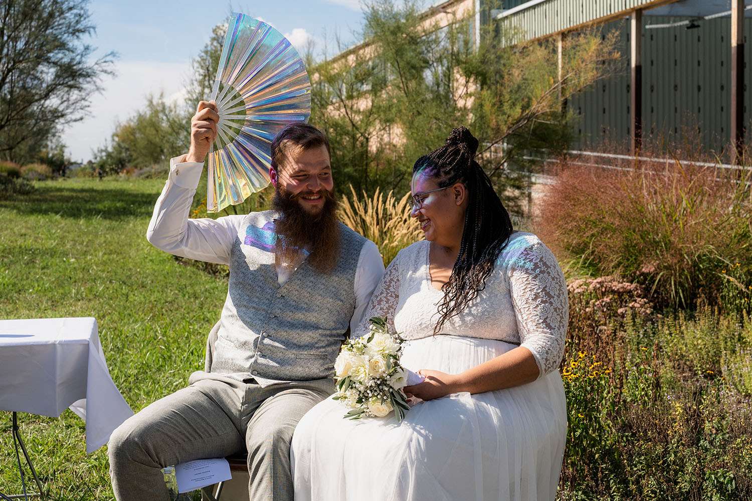 Bräutigam fächert sich Luft zu bei einer Sommerhochzeit