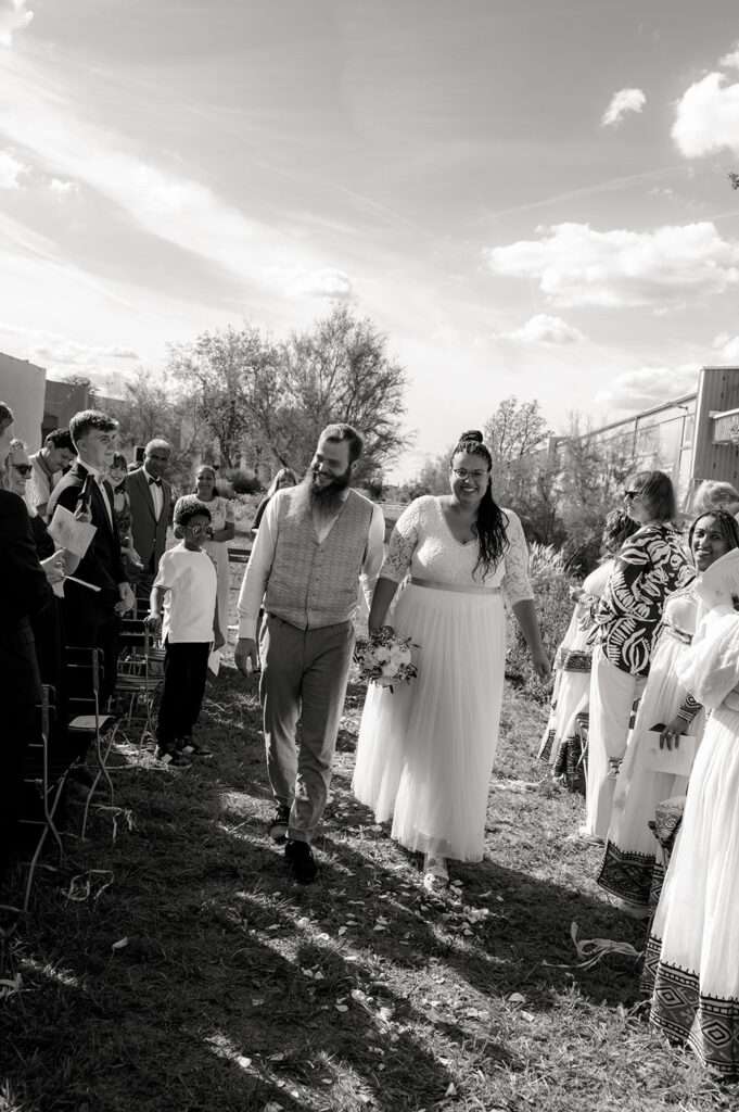 Brautpaar beim Auszug nach der Trauung