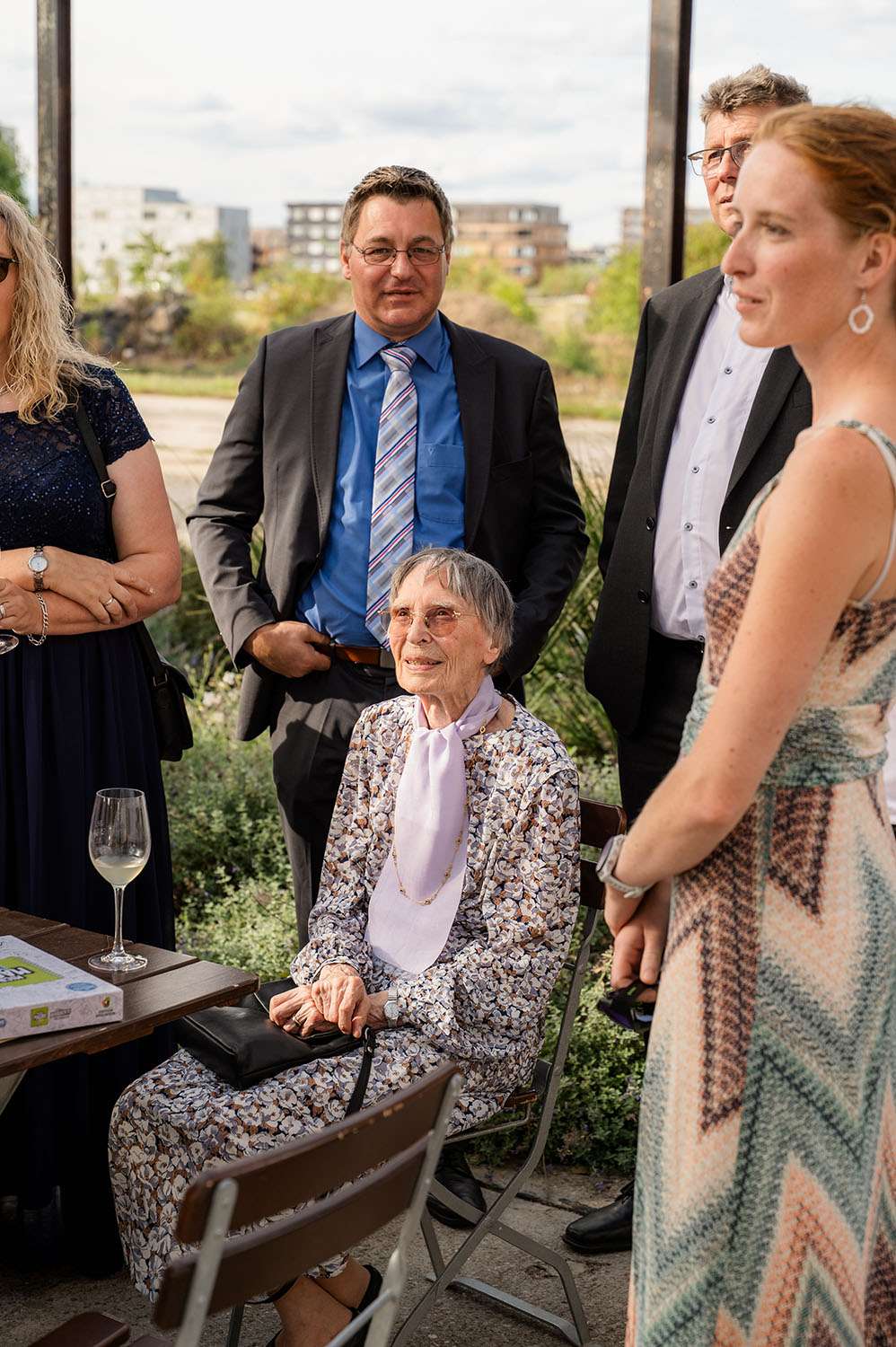 Ältere Dame und andere Hochzeitsgäste