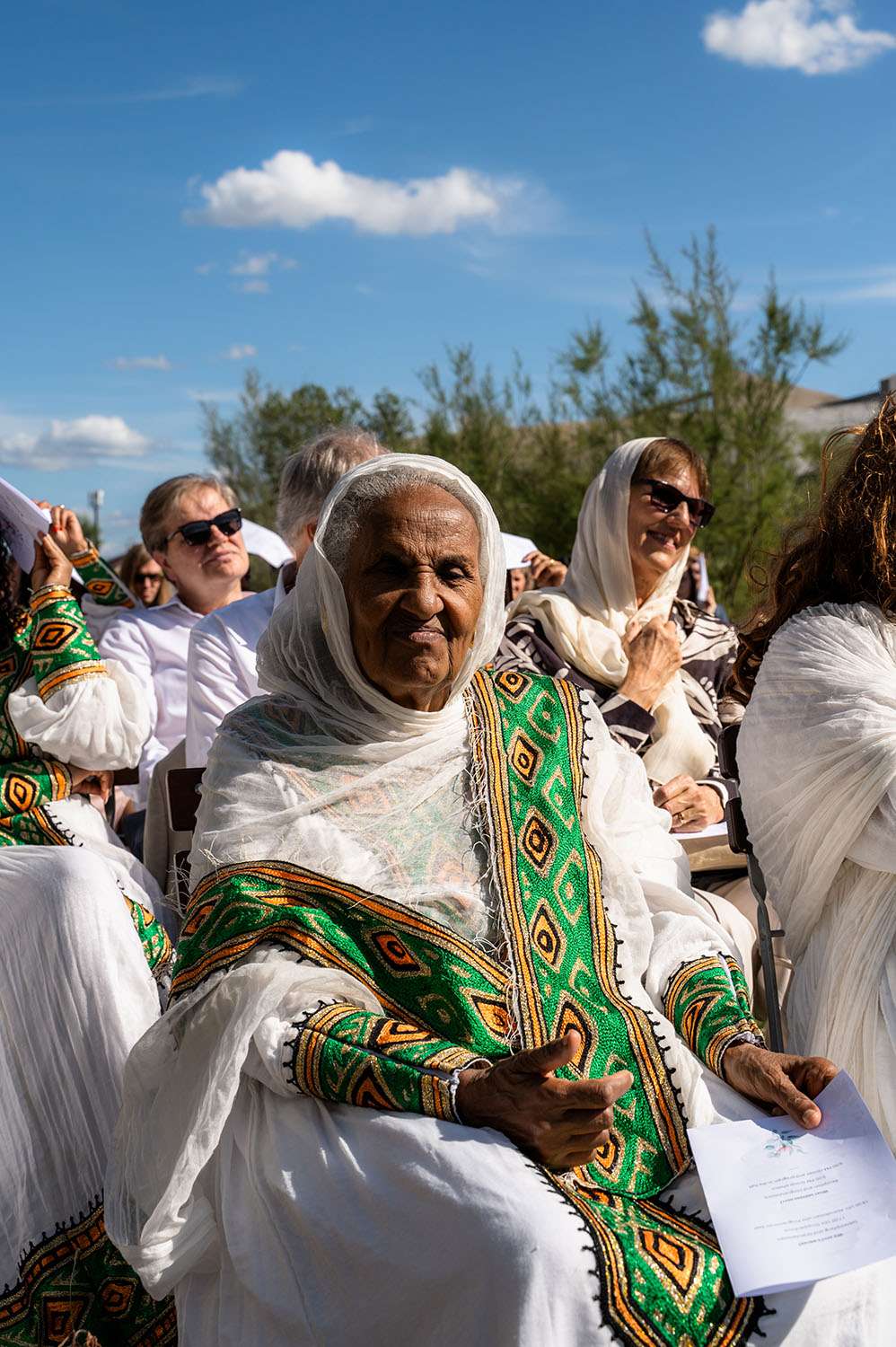 Frau mit einem traditionellem Gewand auf einer Hochzeit