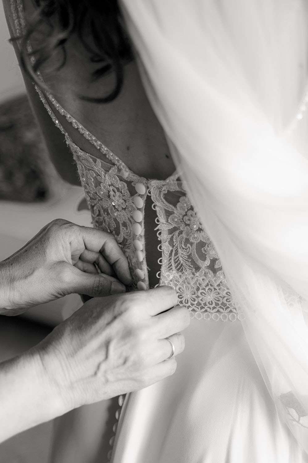 Knöpfe schließen vom Brautkleid