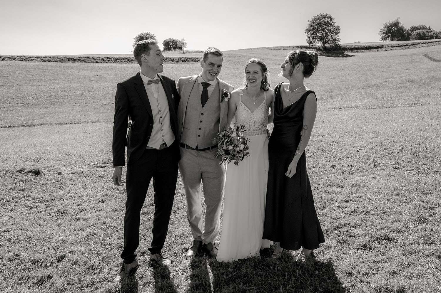 Gruppenfoto bei einer August-Hochzeit