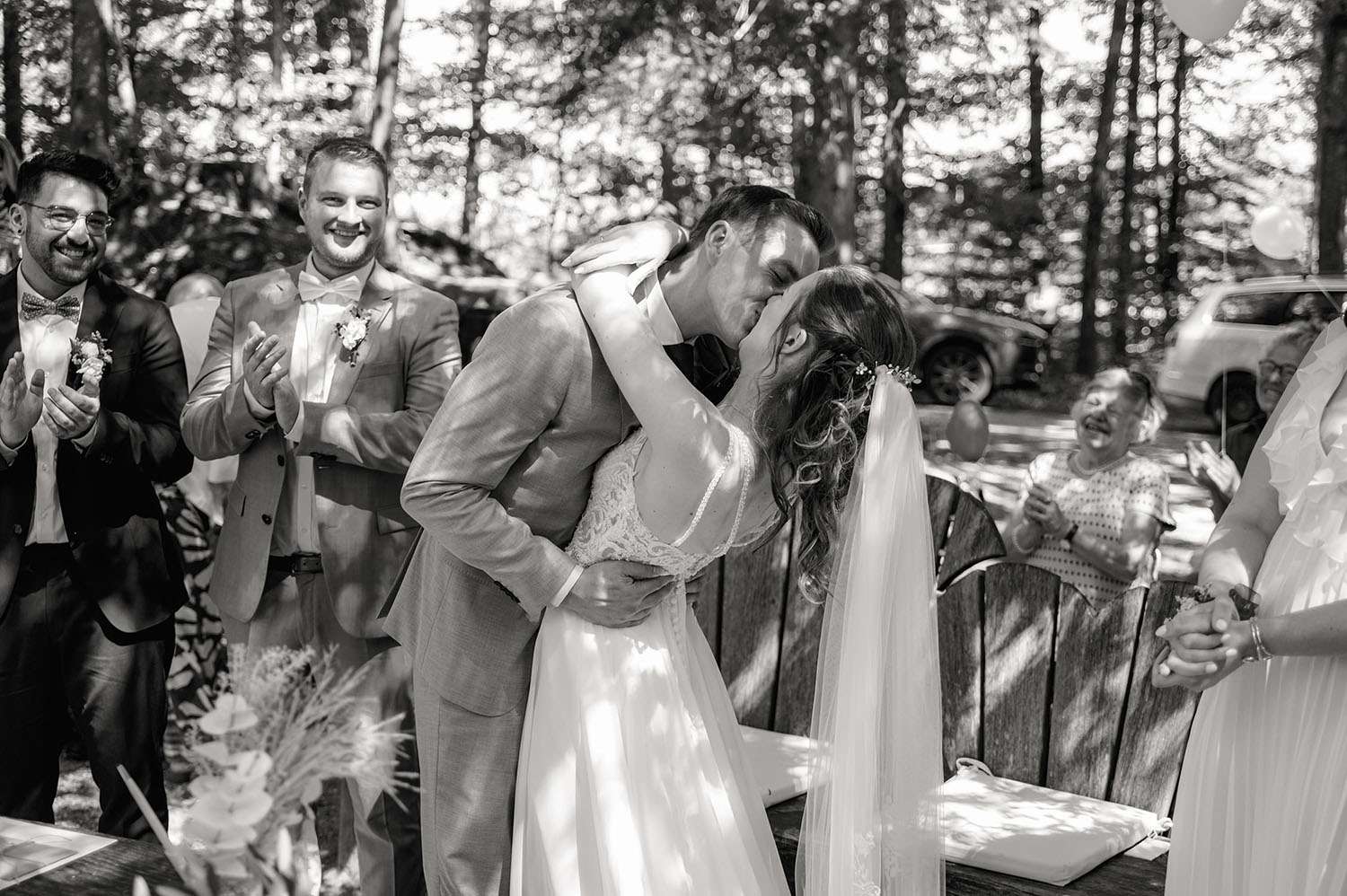Hochzeitskuss bei Trauung fotografiert in schwarz-weiß