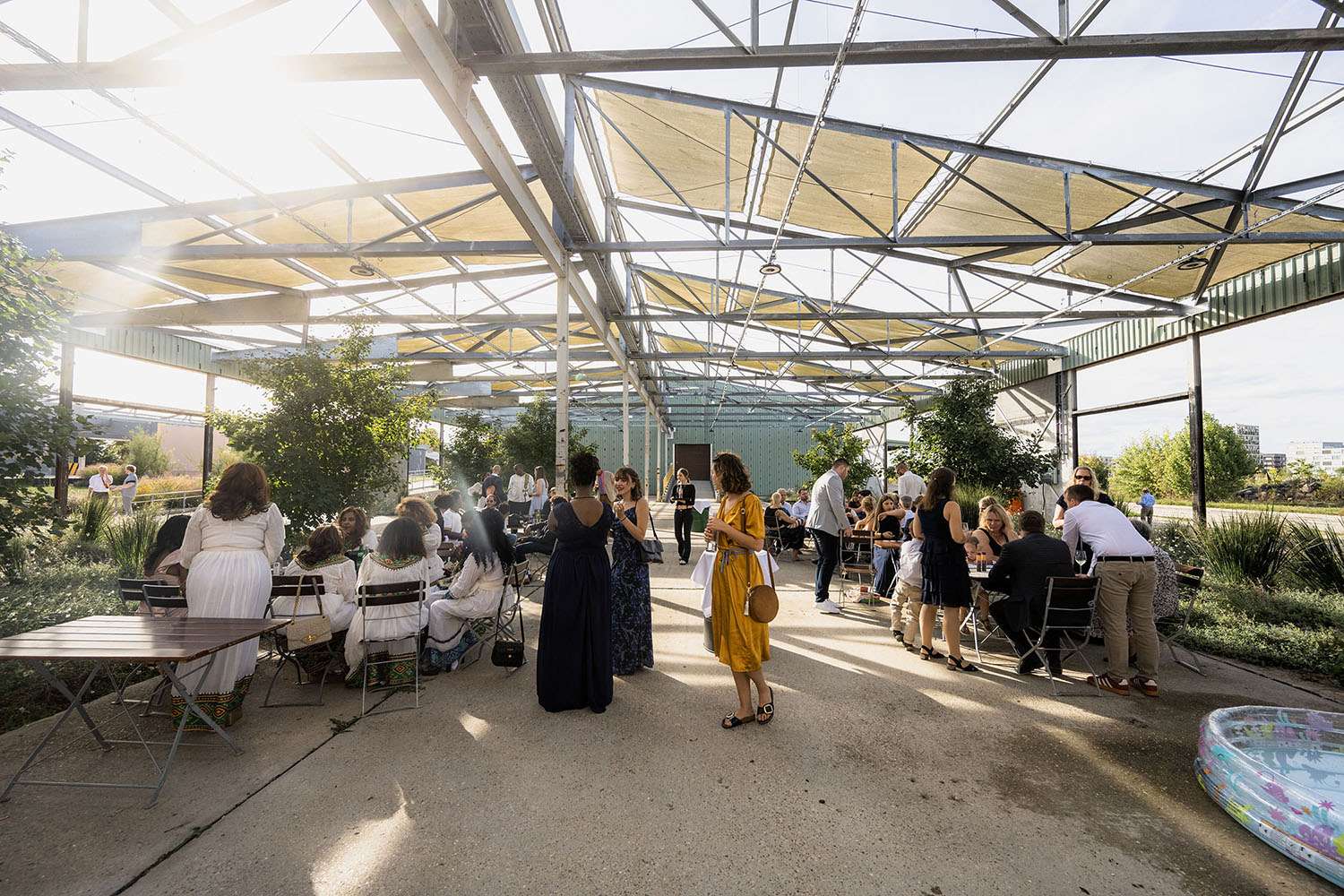 Sonne scheint bei Sommerhochzeit in Mannheim