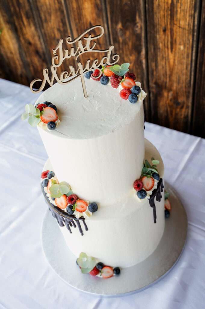 Hochzeitstorte mit Just Married Schriftzug