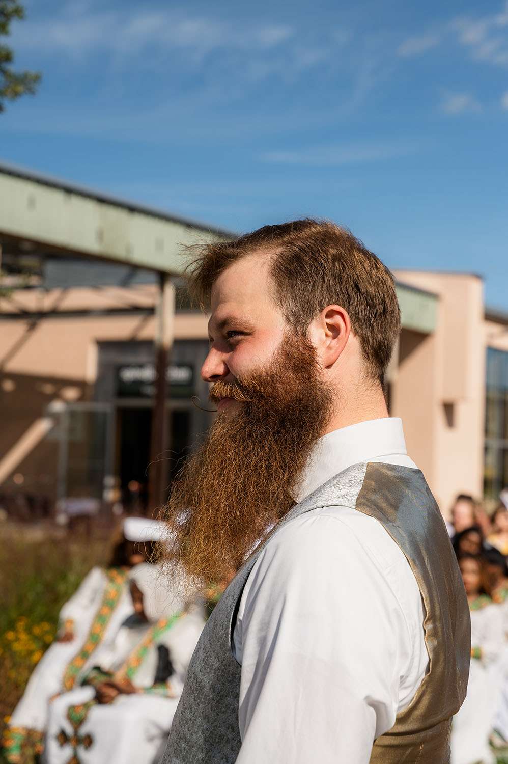 Portrait des Bräutigams bei einer Sommerhochzeit