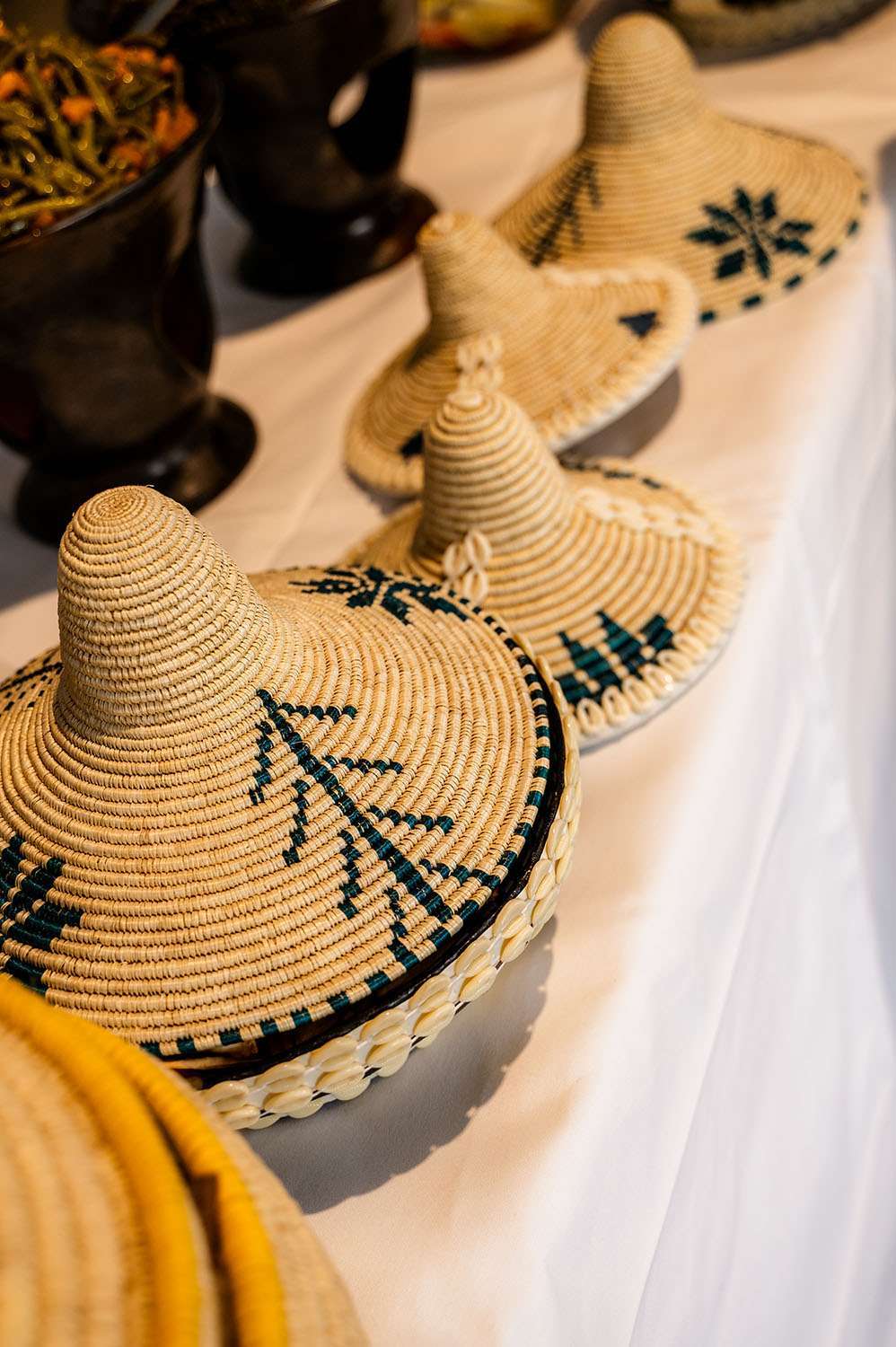 Traditionelle Körbe gefüllt mit Essen