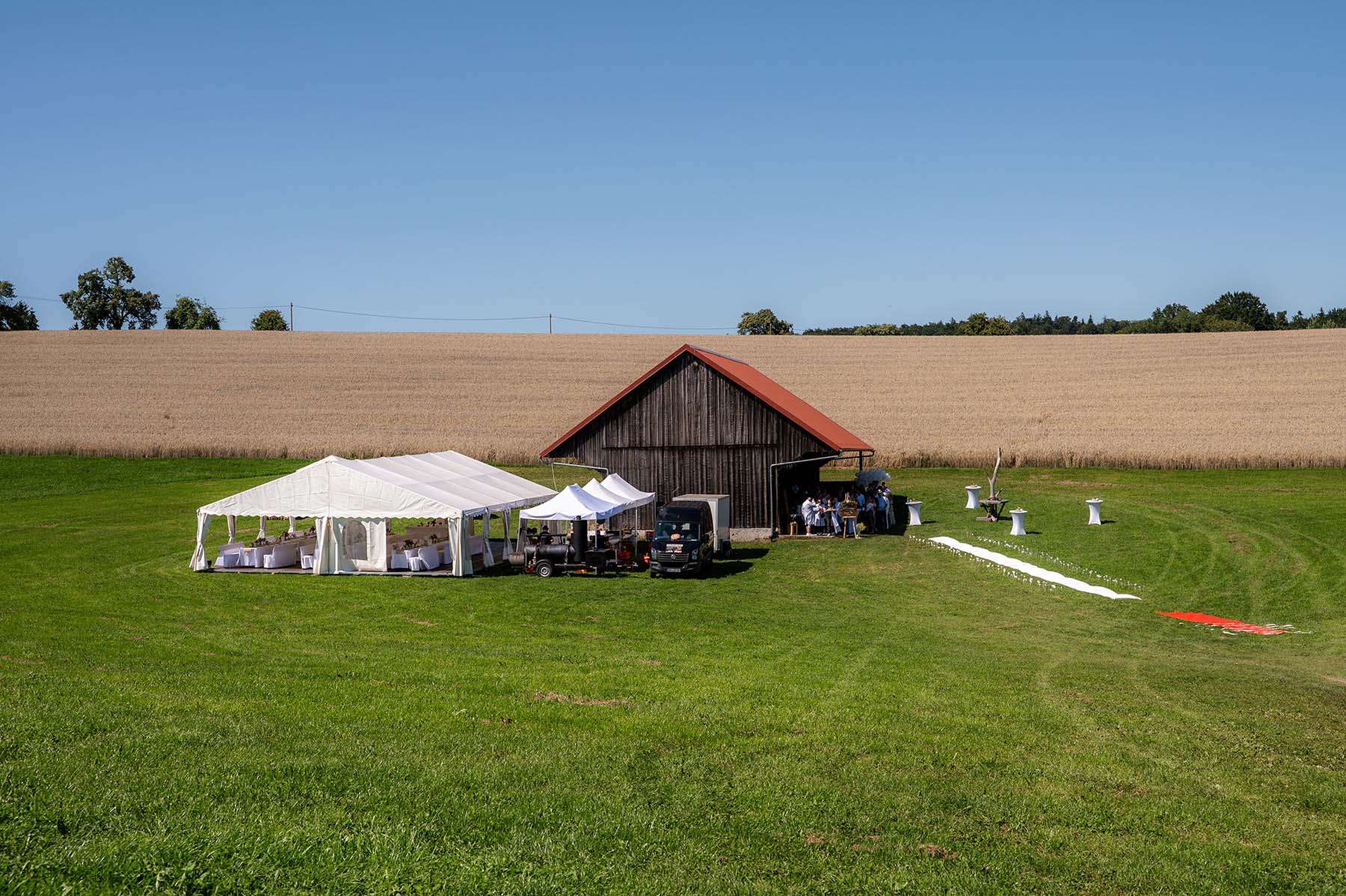 Sommerliche Hochzeitslocation auf einer Wiese