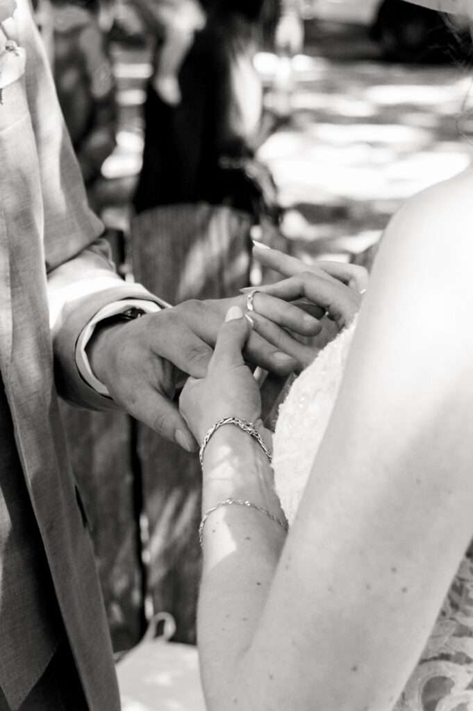 Ringtausch bei Hochzeitszeremonie fotografiert in schwarzweiß