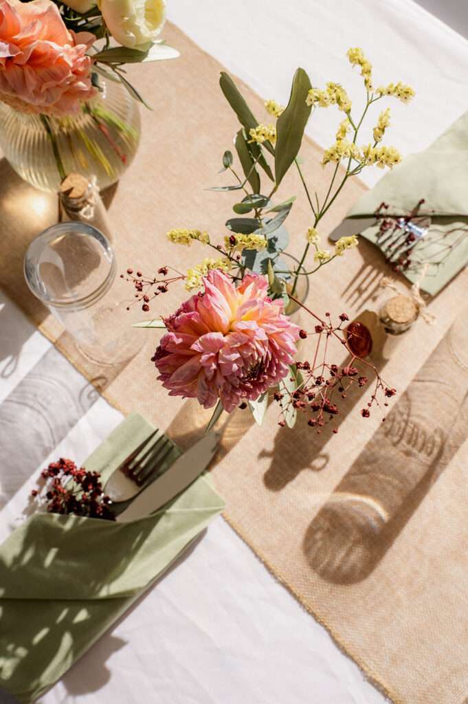 Tischdekorration mit bunten Blumen