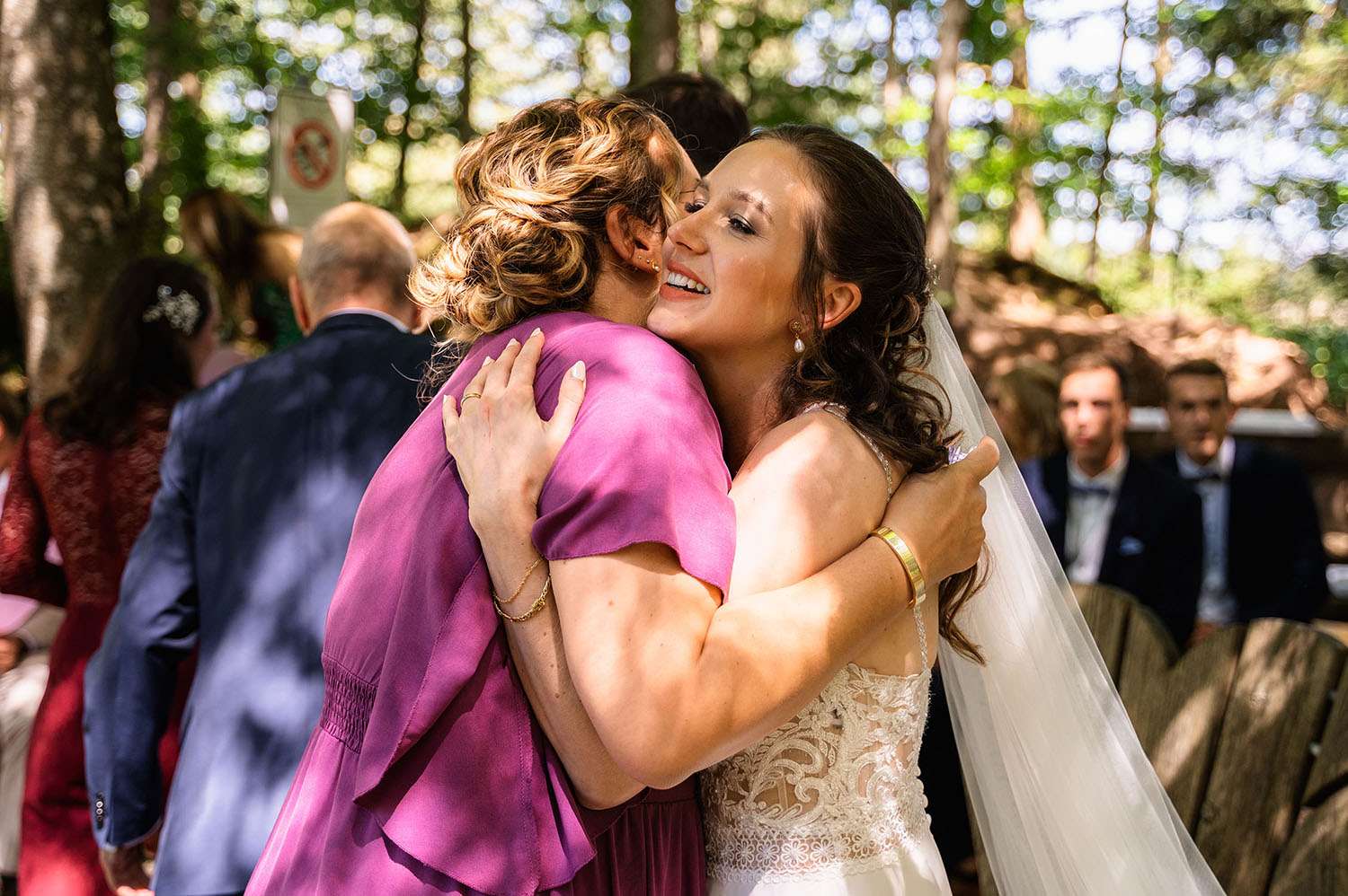 Umarmung bei standesamtlicher Hochzeit bei Backnang