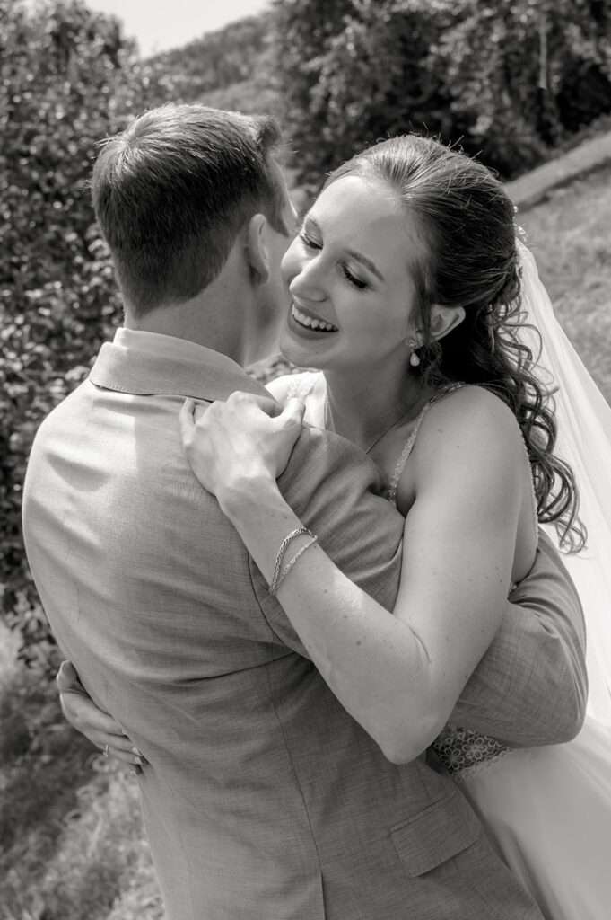 Braut lacht bei Umarmung