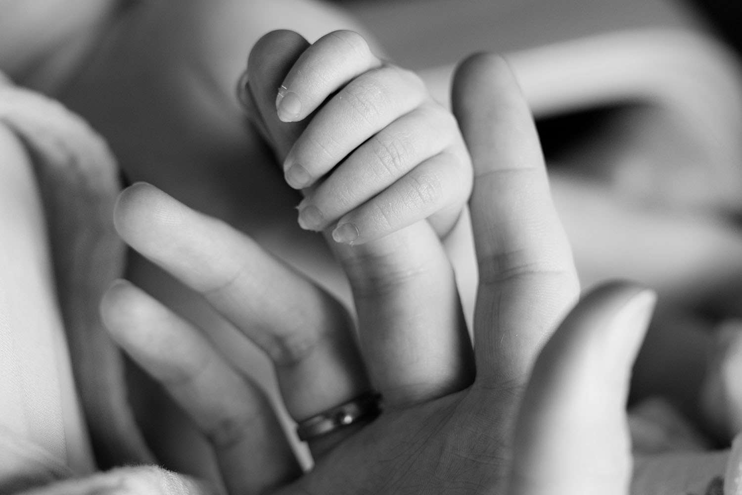 Baby-haelt-Finger-der-Mutter