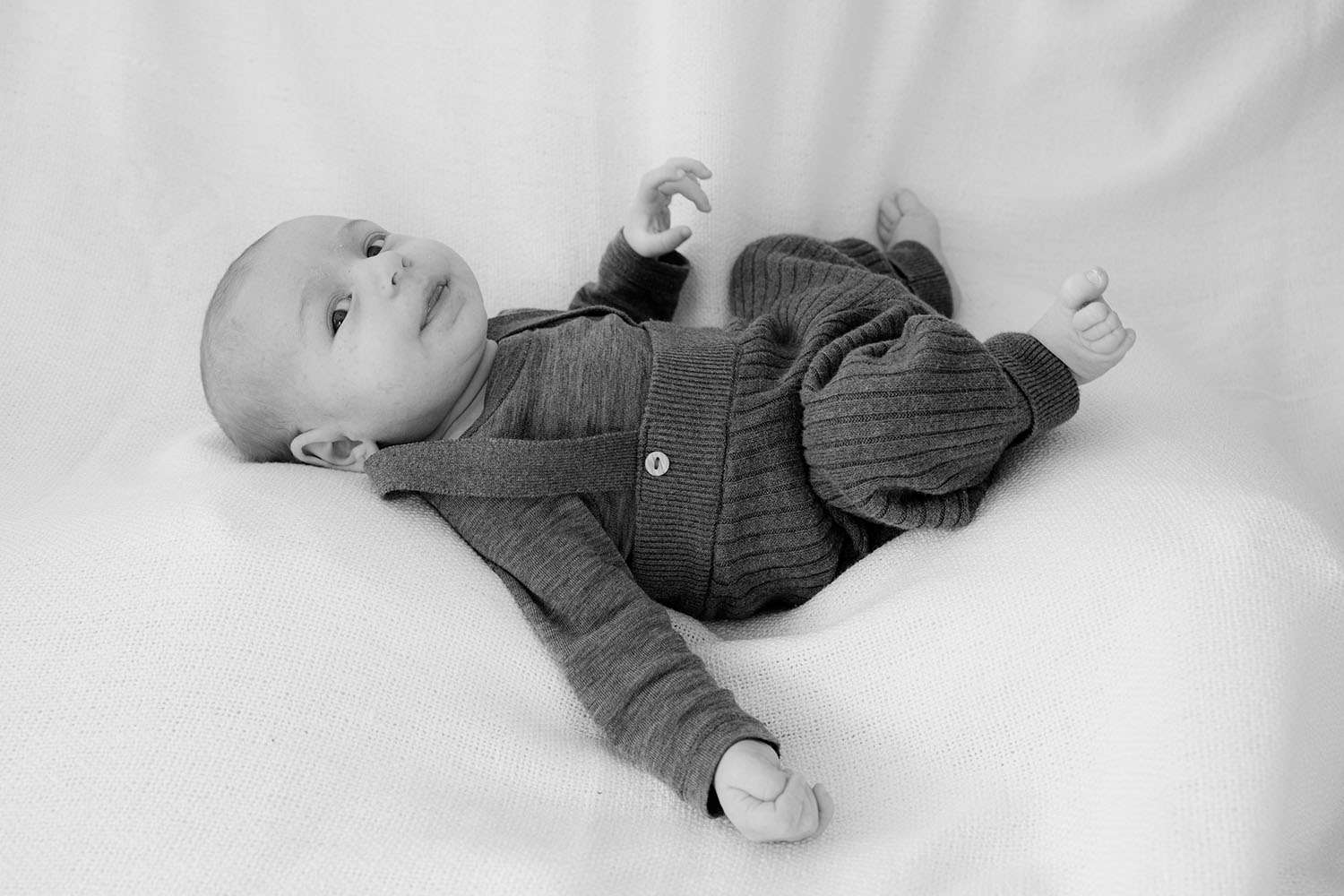 Baby liegt auf einem Kissen