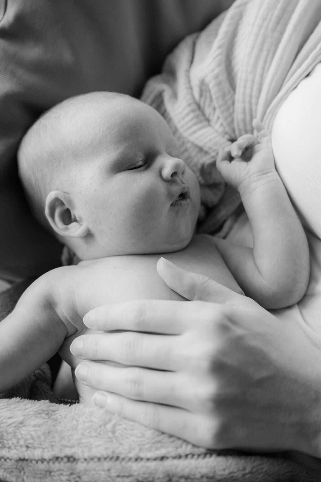 Baby liegt bei Mutter und schläft