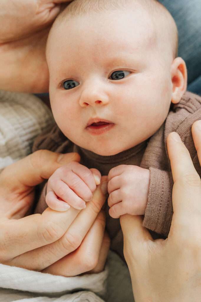 Baby liegt im Schoß der Mutter