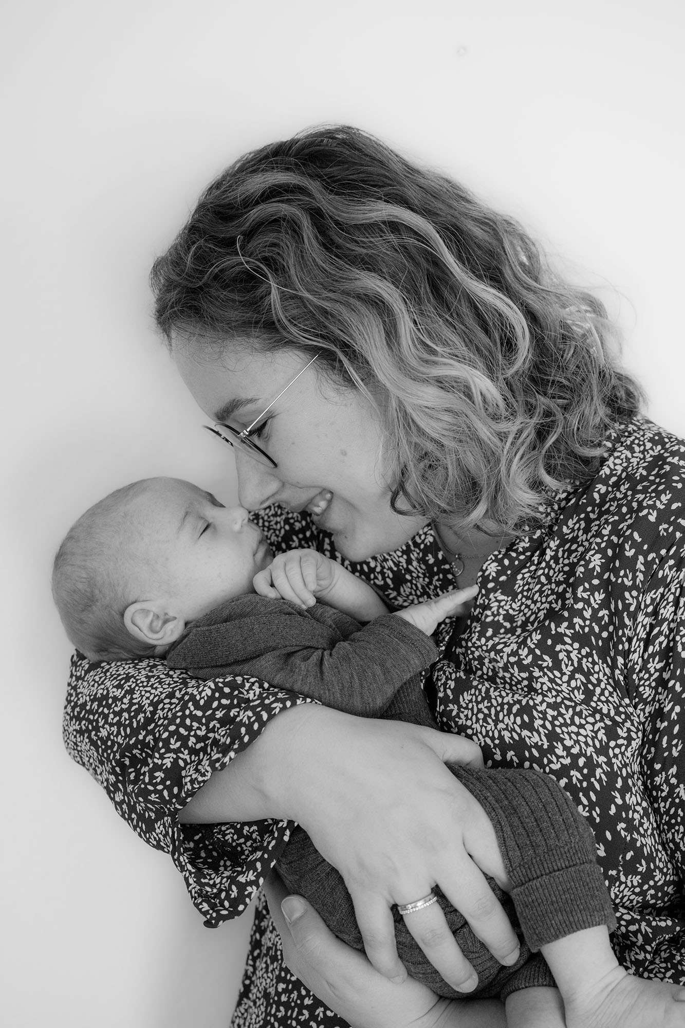 Mutter hält die Nase an die Nase des Kindes