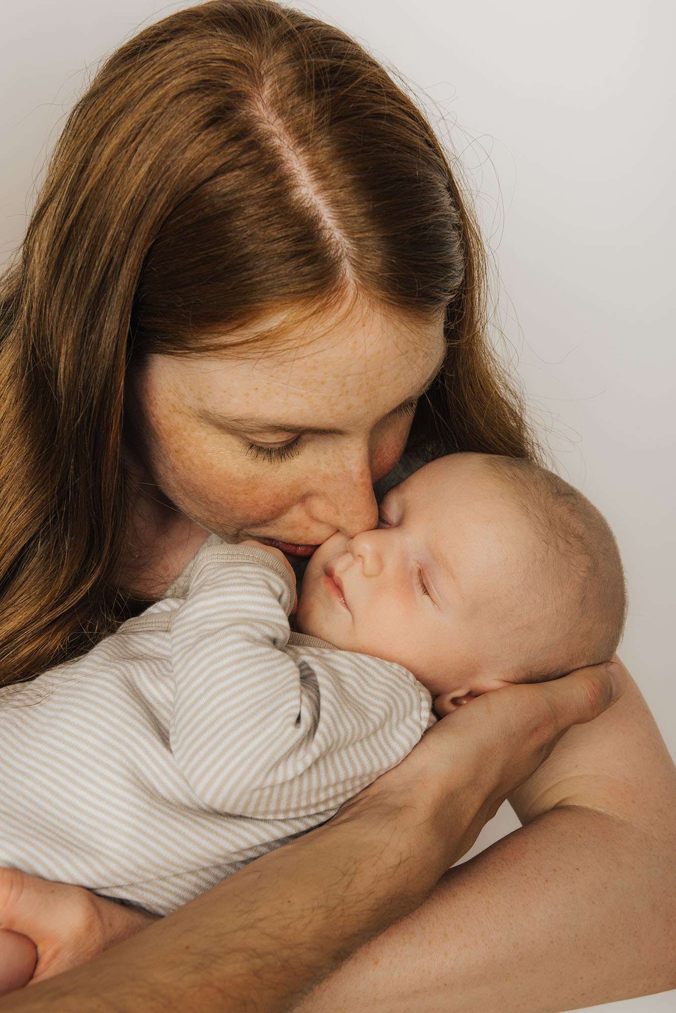 Mutter gibt ihrem Kind einen Kuss