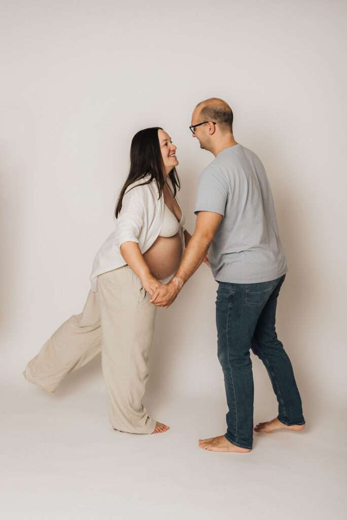 schwangere frau mit Partner bei Fotoshooting